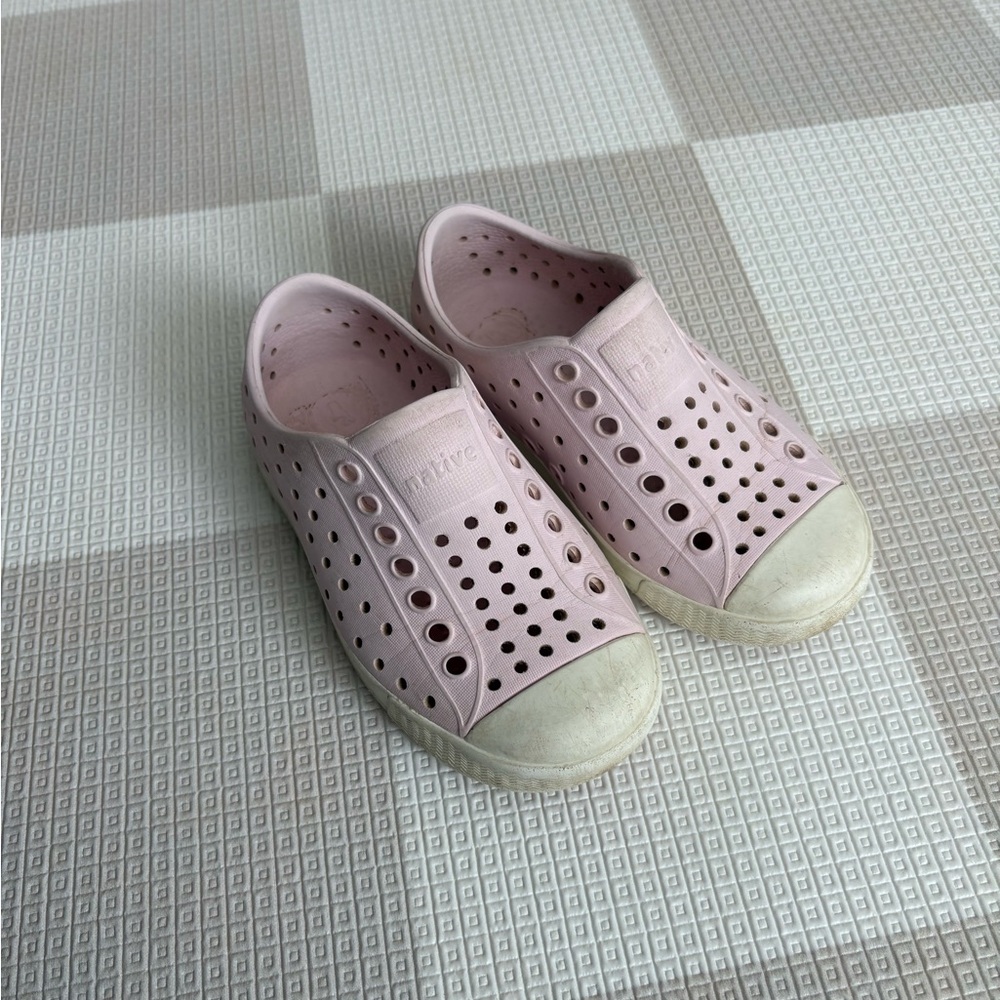 Native Kids Water Shoes - Light Pink and White